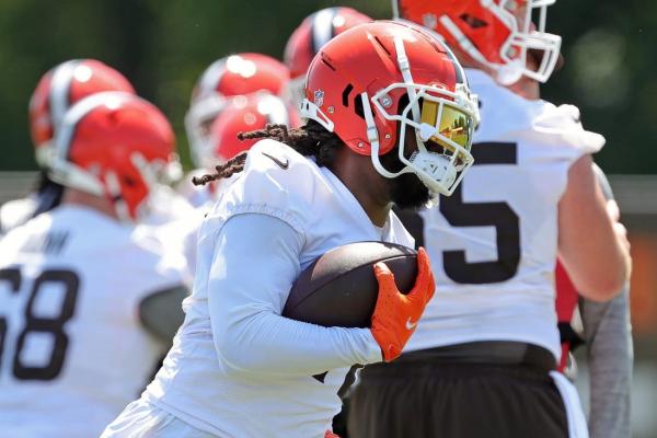 Browns RB D’Onta Foreman leaves practice on stretcher