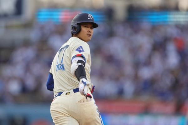 Shohei Ohtani's 2 HRs back Clayton Kershaw as Dodgers pound Giants thumbnail