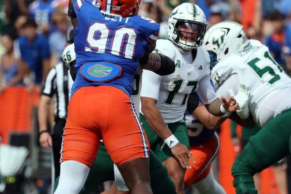 Florida DT Brendan Bett issues apology for spitting on foe