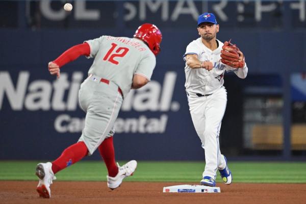 Jays nip Phillies on Alejandro Kirkâs walk-off single