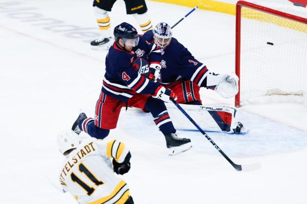 David Pastrnak logs 2 goals, 2 assists as Bruins double up Jets
