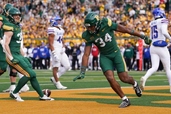 Baylor tallies 603 yards, pounds Kansas for sixth straight win