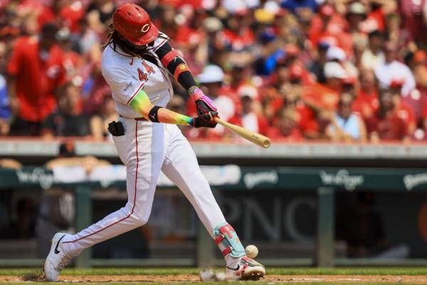 Robbie Ray wins again as Giants turn back Reds