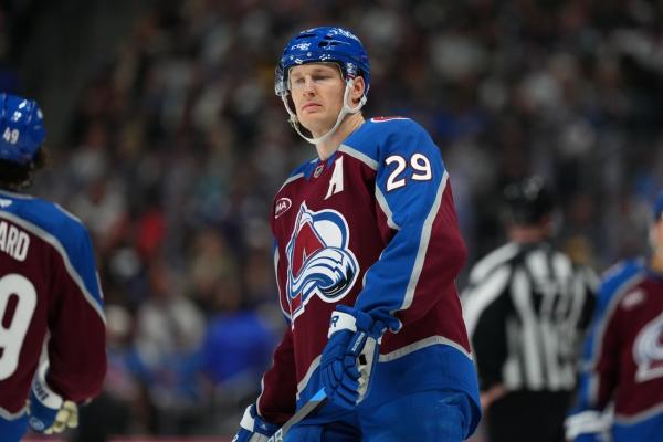 Nathan MacKinnon nets pair as Avalanche top Canucks