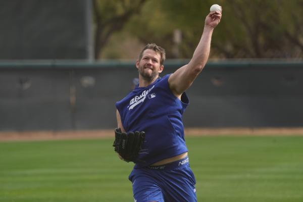 Dodgers officially sign LHP Clayton Kershaw to $7.5M deal