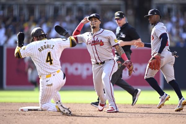 Padres' Dylan Cease fans 11 Braves in 7 shutout innings thumbnail