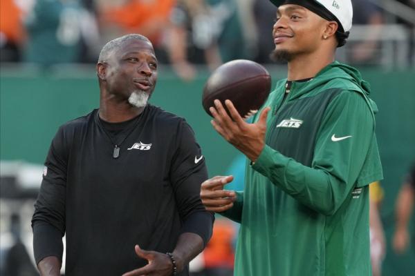 Jets mum on starting QB decision with Tyrod Taylor healthy