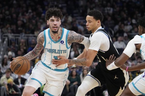 Giannis Antetokounmpo’s late dunk lifts Bucks past Hornets