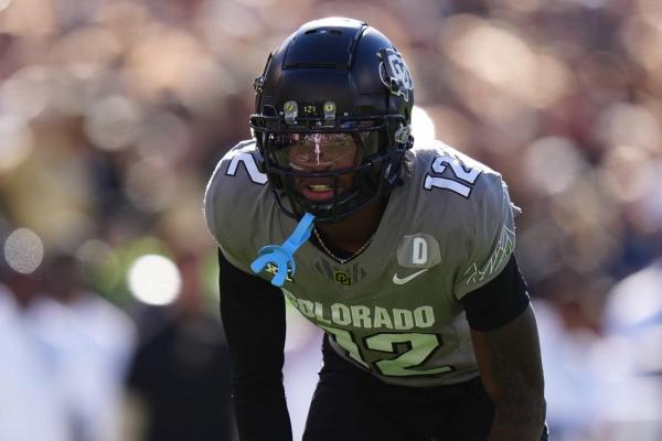 Travis Hunter putting vise grip on Heisman Trophy