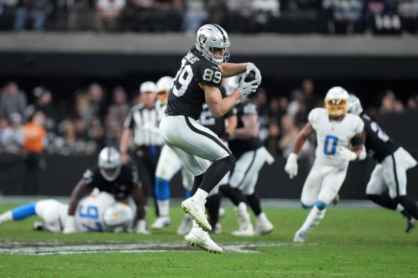 Raiders TE Brock Bowers sets rookie receptions mark