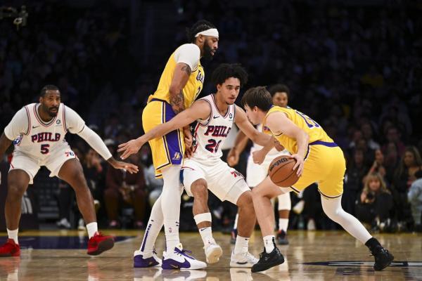 Lakers get well at home, knock off 76ers thumbnail