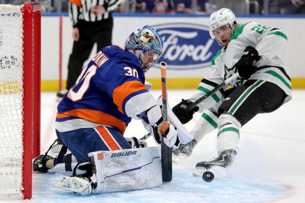 Jason Robertson’s hat trick helps Stars get past Islanders