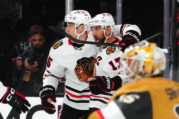 Golden Knights score 5 in 1st, hold on vs. Blackhawks