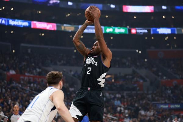 Clippers F Kawhi Leonard (knee) to sit out drills in training camp