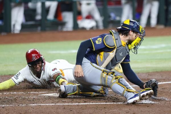 Diamondbacks stun Brewers 11-10 in wild 10th-inning finish