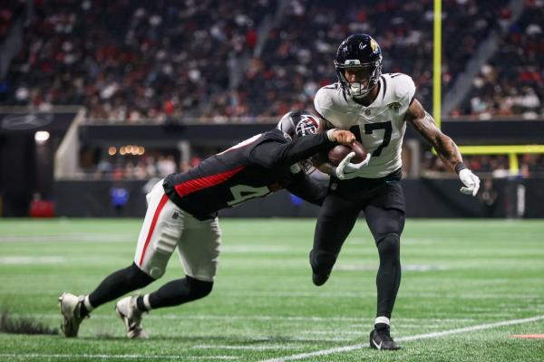 Jaguars TE Evan Engram injured in warmups, out vs. Browns thumbnail