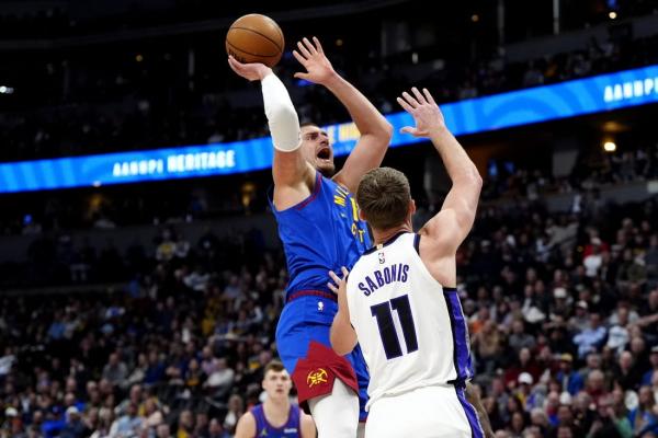 Nikola Jokic's 5th straight triple-double propels Nuggets past Kings thumbnail