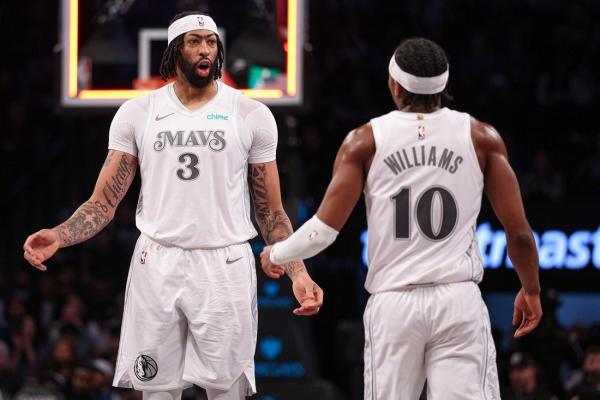 Anthony Davis returns, Mavericks dominate Nets