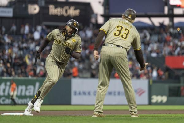 Padres blank Giants, surge to top of NL wild-card race thumbnail