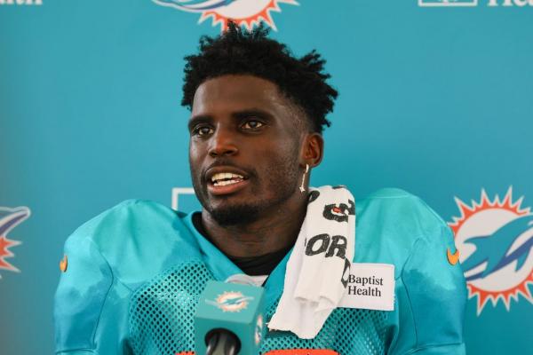 Dolphins WR Tyreek Hill wearing brace on right hand