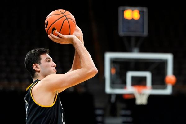 Alvaro Folgueiras, Iowa tip off campaign against Robert Morris