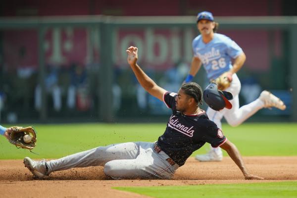Nationals score early and late to hold off Royals