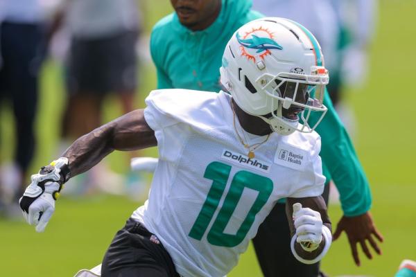 Dolphins’ Tyreek Hill not among team captains