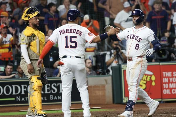 Clutch hitting helps Astros edge Padres