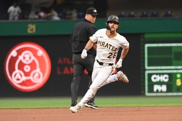 Royals re-acquire INF Adam Frazier in trade with Pirates