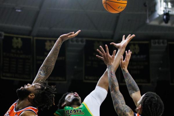 Notre Dame ends 5-game losing skid at Syracuse’s expense