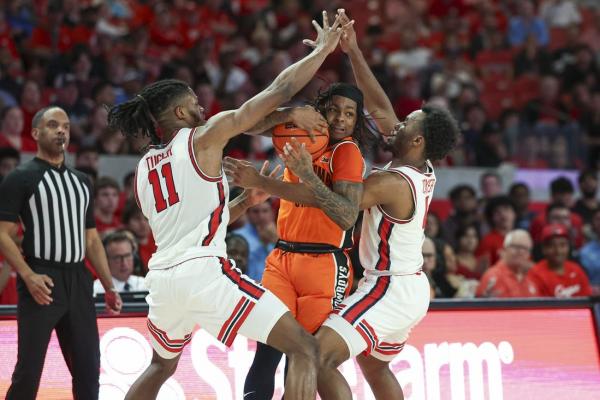 No. 5 Houston shakes off rare loss, downs Oklahoma State