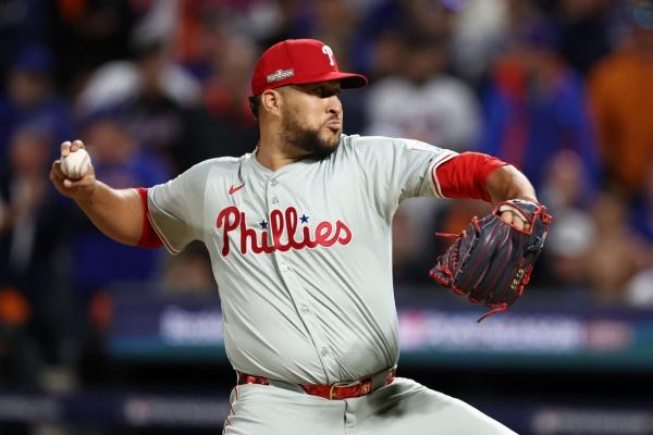 Reports: Royals adding former Phillies closer Carlos Estevez