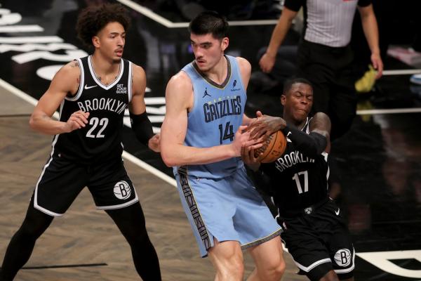 Grizzlies rookie Zach Edey finding his way as Lakers visit thumbnail