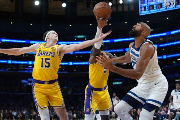 Luka Doncic pours in 49 to carry Lakers past Timberwolves