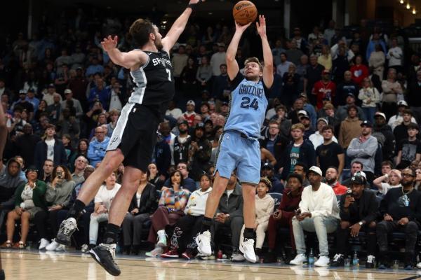 Grizzlies come from behind to edge Spurs 106-105