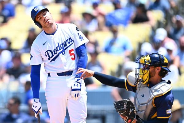 Dodgers 1B Freddie Freeman (wrist) exits game vs. Brewers