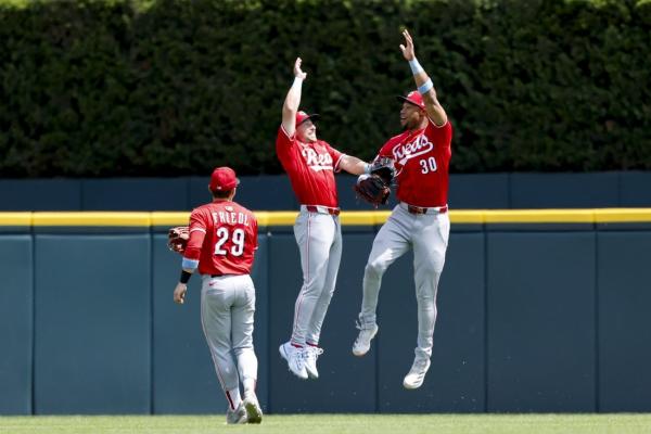 Reds’ timely hits lead to victory over Twins