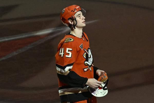 Ducks' Beckett Sennecke bids to stay hot vs. Blackhawks