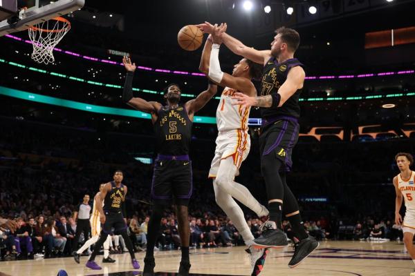 Lakers post 81-point first half, trounce Hawks