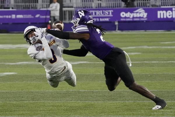 Northwestern rings up 526 yards in rout of Western Illinois