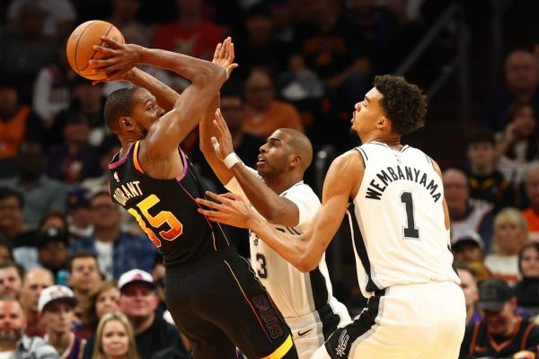 Devin Booker, Suns stay hot against Spurs thumbnail