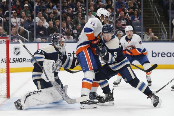 NHL roundup: Jackets score 3 goals in third to double-up Islanders