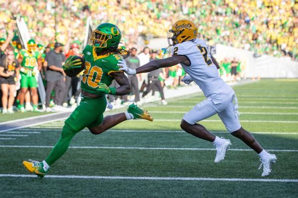 Efficient Dillon Gabriel helps No. 3 Oregon hold off Idaho