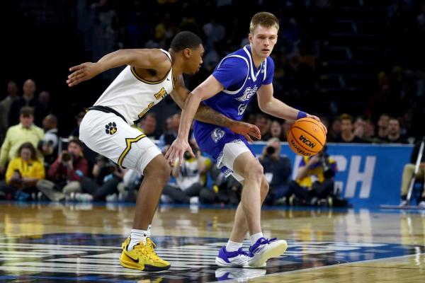 Drake pulls away for upset win over Missouri in West Region