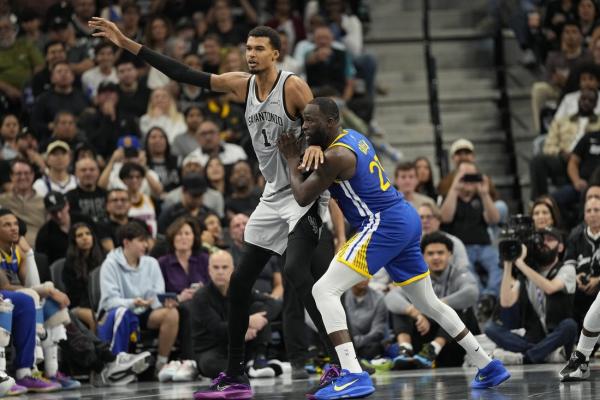 Stephen Curry reels off 49 points as Warriors rally past Spurs