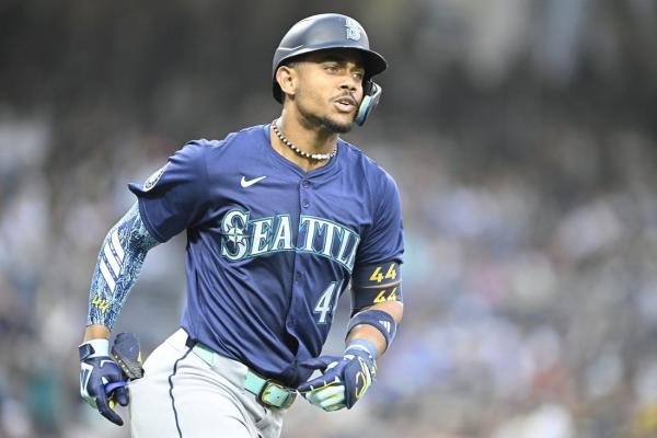 Mariners' Julio Rodriguez suffers apparent right ankle injury thumbnail