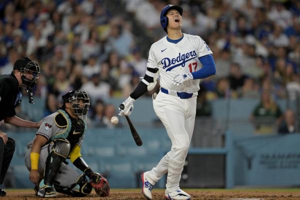 Teoscar Hernandez’s 3-run homer powers Dodgers past D-Backs