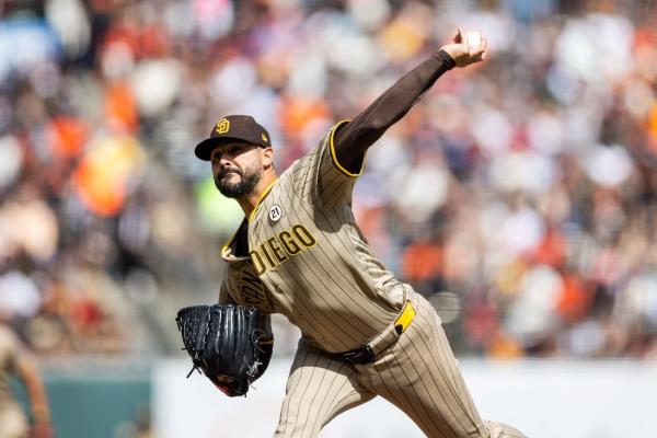 Padres edge Giants in 10th inning to complete sweep thumbnail