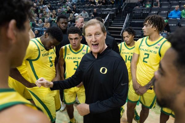 Oregon rebounds from close call by walloping Troy