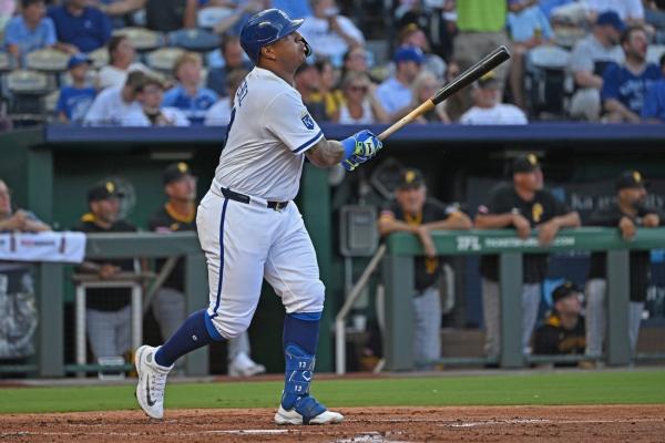 Salvador Perez’s 2 homers help Royals edge Pirates